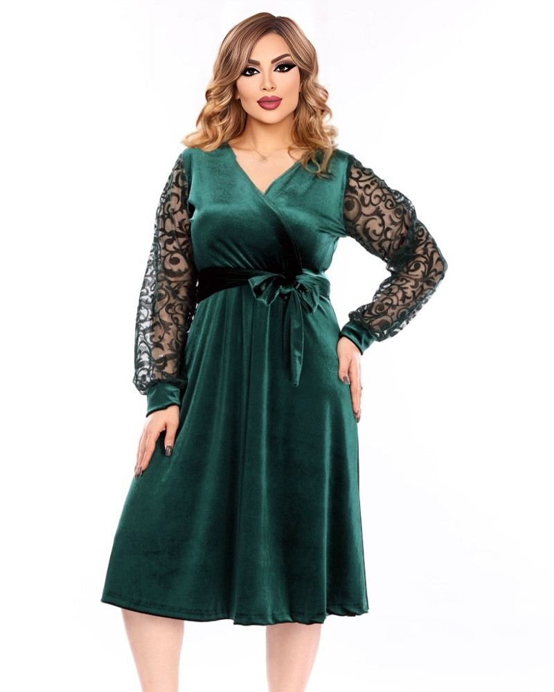 Rochie eleganta Melisa, din catifea, cu maneca de dantela, culoare verde smarald, cu decolteul petrecut