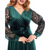 Rochie eleganta Melisa, din catifea, cu maneca de dantela, culoare verde smarald, cu decolteul petrecut
