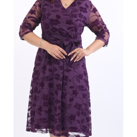 Rochie Alma, eleganta, cu broderie catifelata, culoare mov, cu decolteu in V