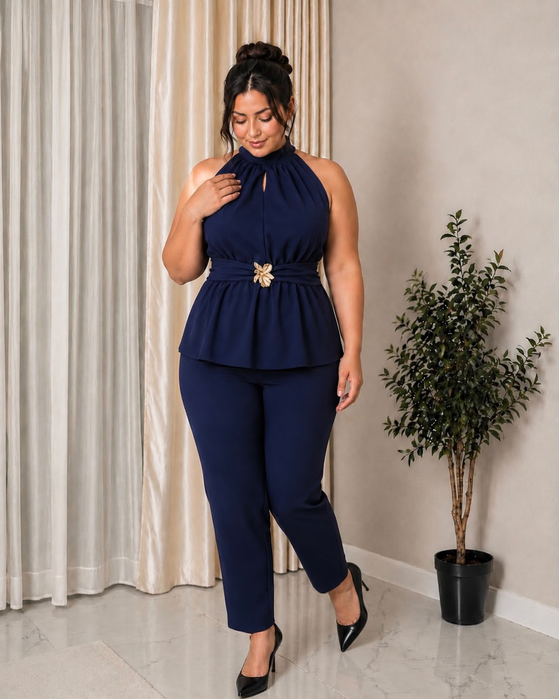 Compleu Elegant  Andra, din 2 Piese: Bluza Halter cu Broșă Aurie și Pantalon Drept, culoare bleumarin / navy
