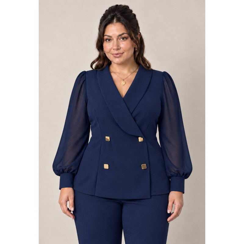 Mânecele lungi din voal fin, ușor transparente și strânse în manșete elegante, aduc o notă de lejeritate și senzualitate discret
