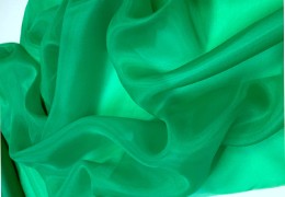 Bucură-ți Garderoba cu Eleganța Anului 2024: Verdele Smarald în Moda Feminină